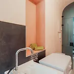 Guesthost - Costiglioli & Elegant Duplex Lejlighed *